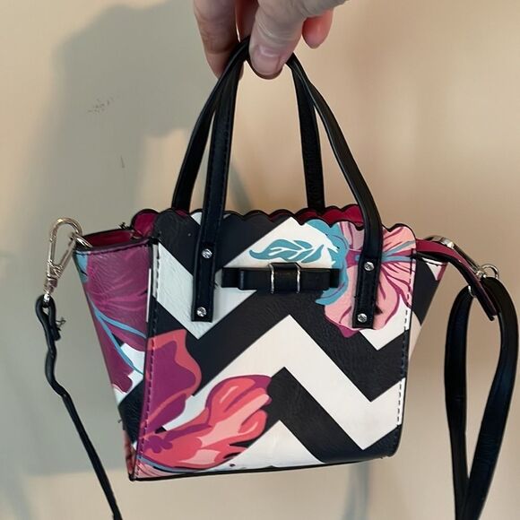 CANDIE'S Black & White zig-zag mini-purse w/pink flowers, Bryant bow, 3 sections - Picture 4 of 13
